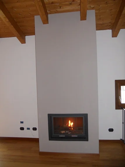 caminetto a legna con profilo