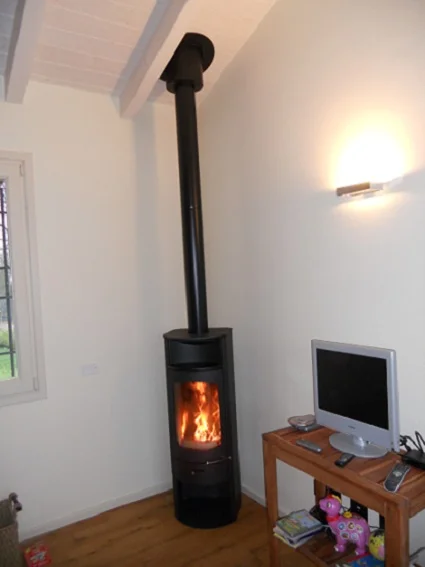 stufa a legna modello flok con piedistallo