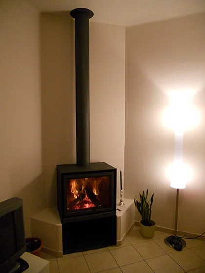 inserto a legna cube 68 stuv con nicchia porta legna