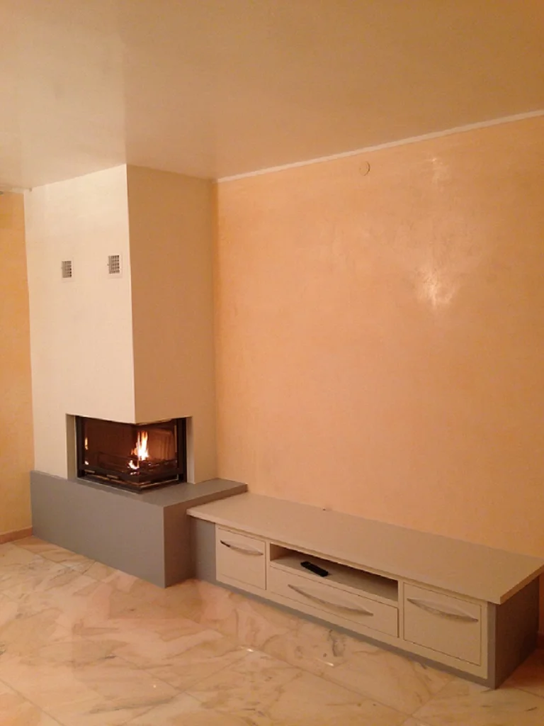 Caminetto angolare in cartongesso con panca angolare